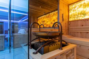 - un sauna avec un bol en cuivre sur une cuisinière dans l'établissement Hotel Anemone, à Lech am Arlberg