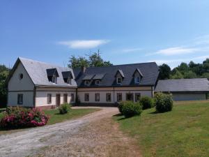 Le Clos Bel Ami في Bec-de-Mortagne: منزل أبيض كبير وسقف رمادي