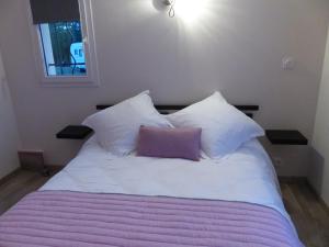 A bed or beds in a room at AU CLOS DE L'ETANG
