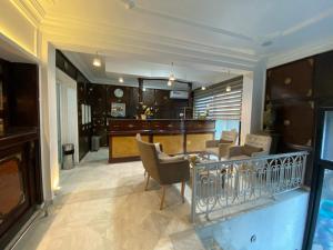 Hôtel le calife的厨房或小厨房