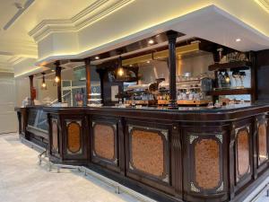 突尼斯Hôtel le calife的餐厅内的厨房和酒吧