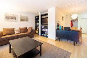 Una sala de estar con un sofá y una mesa de café. en Cristallina A2, en Laax