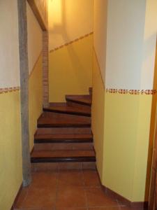 um corredor com escadas numa casa em Casestonet em Forcall