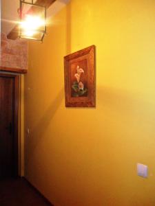 una pintura en una pared amarilla en una habitación en Casestonet, en Forcall