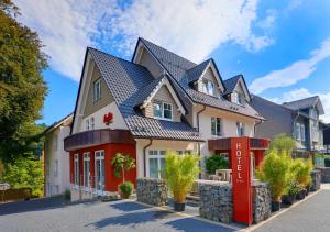 ein Haus mit einem blauen Dach in der Unterkunft Hof31 in Hilchenbach