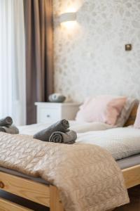 2 camas en un dormitorio con 2 ositos de peluche en Vintage Krasińskiego 7 Apartments en Cracovia