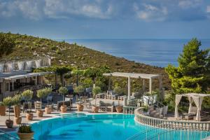 בריכת השחייה שנמצאת ב-Dionysos Village Resort או באזור