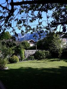 un patio con una casa y una valla y un patio sidx sidx sidx en Eva's Ferienwohnungen en Bad Reichenhall