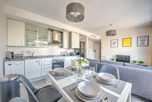 a kitchen and dining room with a table and chairs at Apartment BlueHat Moncofa in Moncófar