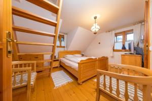 Valašské chalupy Resort في فيلكى كارلوفيتش: غرفة نوم مع سرير بطابقين ودرج