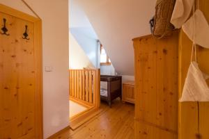 um quarto com painéis de madeira e uma porta em Valašské chalupy Resort em Velké Karlovice