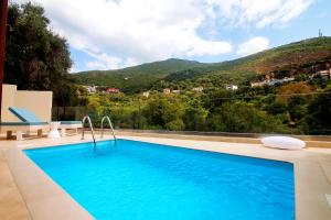 una piscina con vistas a la montaña en Elite Luxury Villas, en Parga