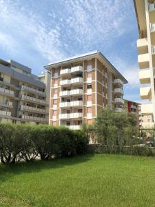 ビビオーネにあるFranco - Appartamentiの緑の芝生が目の前に広いアパートメントです。