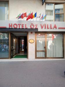 イスタンブールにあるHotel Oz Villaのオリアの看板が書かれたホテルの建物