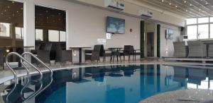 المسبح في Lotus Grand Hotel أو بالجوار