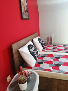 Postel nebo postele na pokoji v ubytování Apartman Red wall