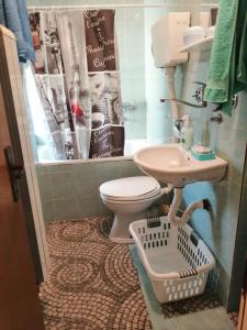 un piccolo bagno con servizi igienici e lavandino di Apartman Red wall a Čačak