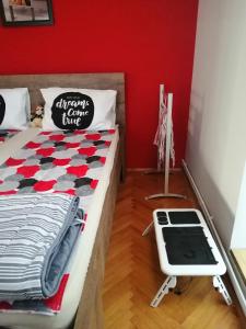 Postel nebo postele na pokoji v ubytování Apartman Red wall
