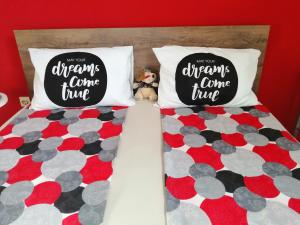 Postel nebo postele na pokoji v ubytování Apartman Red wall