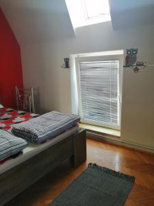 Postel nebo postele na pokoji v ubytování Apartman Red wall