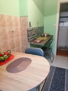 Kuchyň nebo kuchyňský kout v ubytování Apartman Red wall