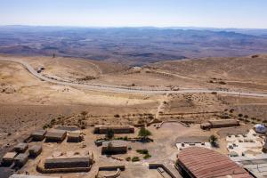 Pohľad z vtáčej perspektívy na ubytovanie Desert Shade camp חוות צל מדבר