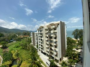 - un immeuble d'appartements avec vue sur l'océan dans l'établissement By The Sea @ Cozy Beachfront Home, à Batu Ferringhi