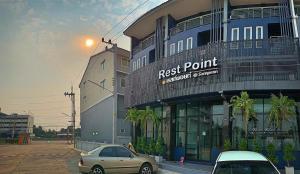 佛統的住宿－Rest Point Sampran，停在大楼前停车场的汽车