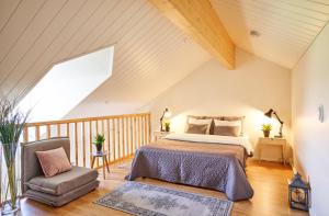 une chambre avec un lit et une chaise dans un grenier dans l'établissement Hotel Villa Molnby, à Porvoo 82 autres photos