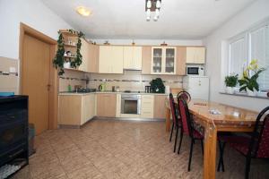 Kuchyň nebo kuchyňský kout v ubytování 4 Bedroom Apartment in Tisno (8+4)