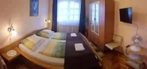 A bed or beds in a room at Beáta Apartman