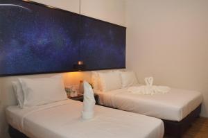 Postel nebo postele na pokoji v ubytování De Luna Hotel Sri Petaling