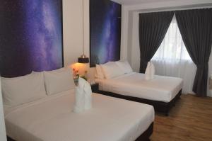 Postel nebo postele na pokoji v ubytování De Luna Hotel Sri Petaling