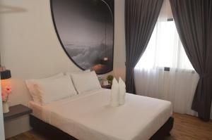 Postel nebo postele na pokoji v ubytování De Luna Hotel Sri Petaling