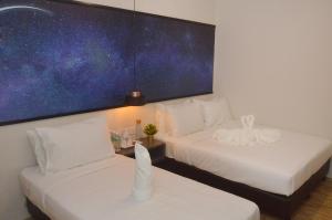 Postel nebo postele na pokoji v ubytování De Luna Hotel Sri Petaling