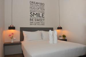 Postel nebo postele na pokoji v ubytování De Luna Hotel Sri Petaling