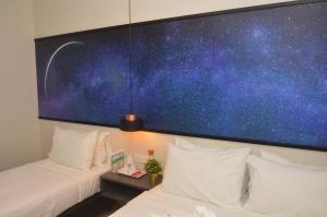 Postel nebo postele na pokoji v ubytování De Luna Hotel Sri Petaling