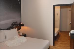 Postel nebo postele na pokoji v ubytování De Luna Hotel Sri Petaling