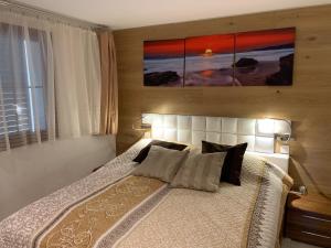 En eller flere senge i et værelse på Villa Kerjanus + 105 billeder