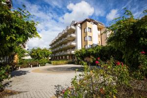 a large apartment building with a circular driveway at Wyspa Uznam - Apartamenty Zdrojowa in Świnoujście +25 photos