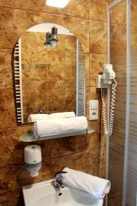 La salle de bains est pourvue d'un lavabo et d'un miroir. dans l'établissement Bukowa Przystań Barlinek, à Barlinek