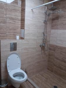 uma casa de banho com um WC e um chuveiro em Лукс апартамент Алекс em Blagoevgrad