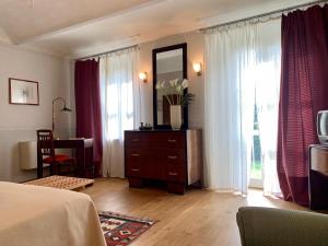 1 dormitorio con 1 cama y vestidor con espejo en Villa Belforte, en Tonco