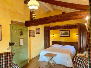 1 dormitorio con cama y puerta verde en Villa Belforte, en Tonco