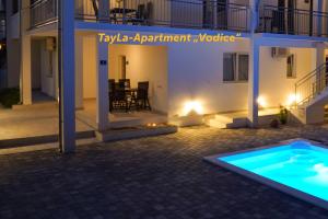 Bazén v ubytování TayLa-Apartment Vodice nebo v jeho okolí