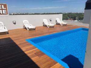 une terrasse avec des chaises et une piscine sur le toit dans l'établissement Hermoso Ambiente a Estrenar, à Buenos Aires