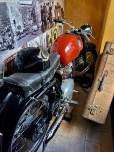 una motocicleta roja está estacionada en una habitación en Il Viaggiatore, en Anagni