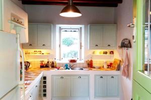 A cozinha ou cozinha compacta de Artistic Cycladic Residence with spectacular panoramic view