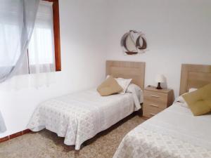 コニル・デ・ラ・フロンテーラにあるLas vistas de Estibali - der Ausblick von Estibaliのベッドルーム1室(ベッド2台、鏡付)
