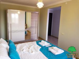 Voodi või voodid majutusasutuse Garden Hotel toas